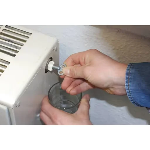 Rozpouštění vzduchu z radiátoru pomocí klíče pod panely.