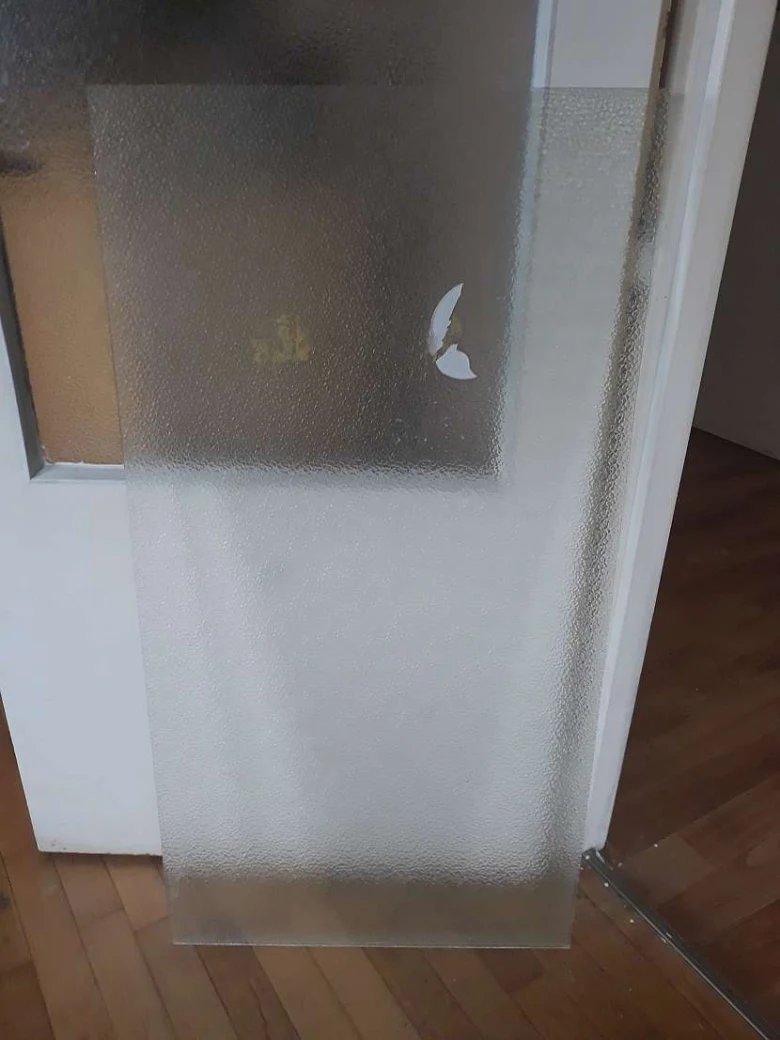 Mražená skleněná výplň do dveří s texturovaným povrchem.