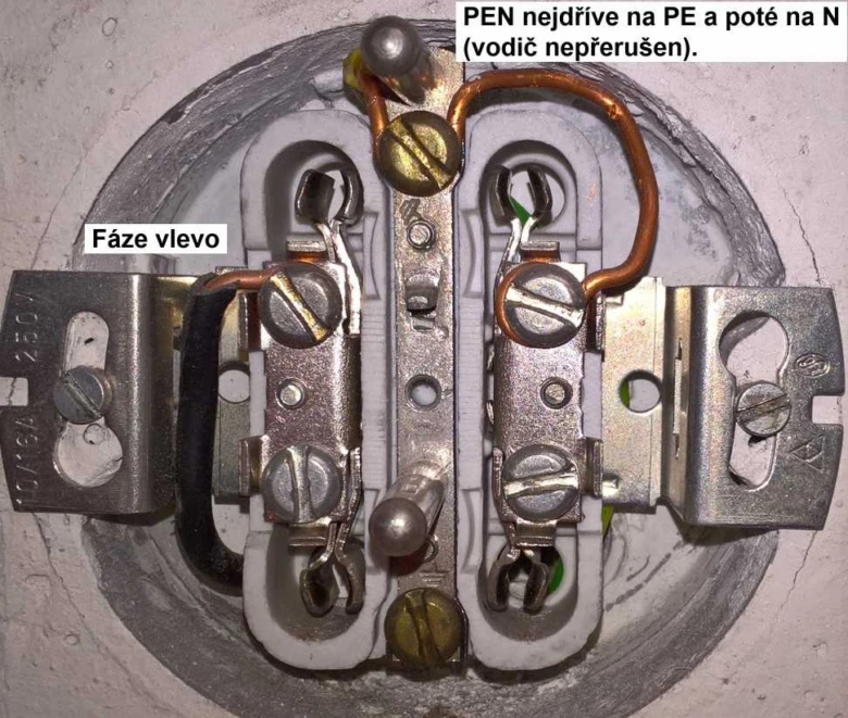 Zapojení zásuvky s označením fázového a nulového vodiče.