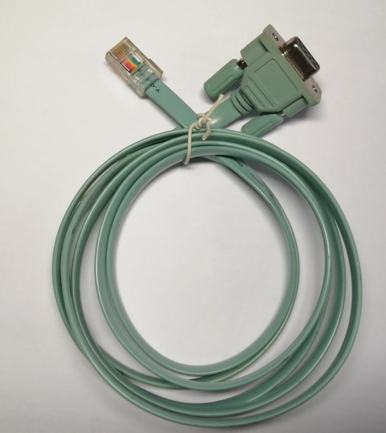 Zelený sériový kabel s konektory RJ45 a DB9 pro přenos dat.