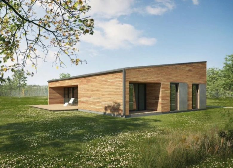 Moderní dřevěný bungalov v zelené přírodě s velkými okny.