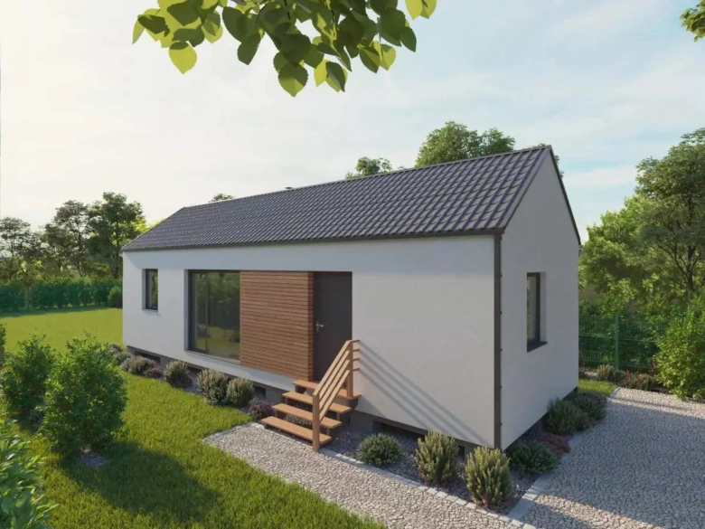 Moderní montovaný domek s dřevěným vchodem na pozadí zelené zahrady.