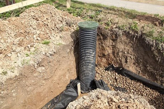 Vertikální instalace žebrové odvodňovací šachty do příkopu.