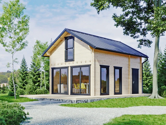 Moderní dřevěná chata s velkými okny v zeleném prostředí.