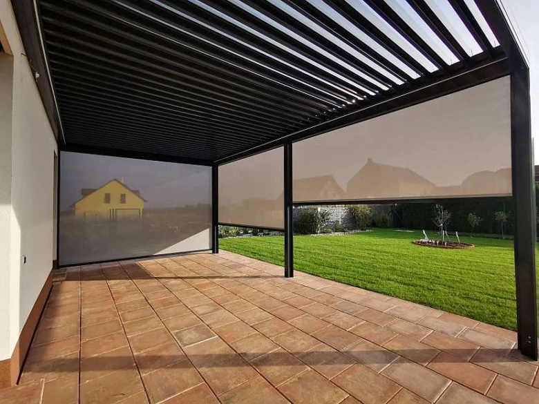 Bioclimatic pergola with retractable screens