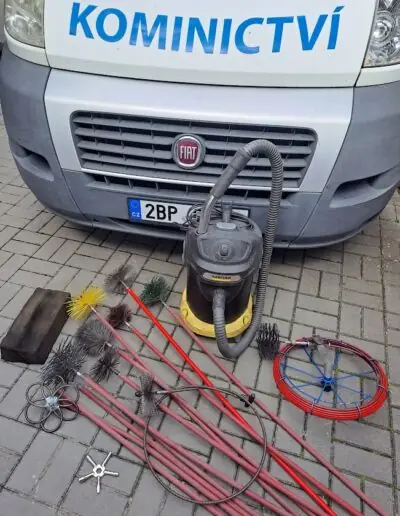 Profesionální vybavení pro čištění komínů před služebním vozem.