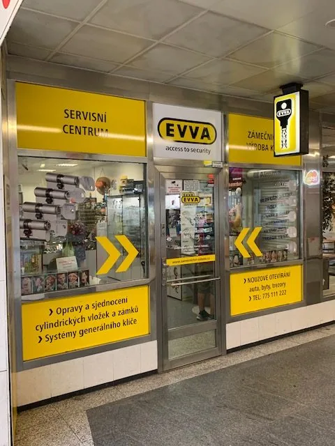 Výloha zámečnictví s opravou klíčů a službami v Praze.