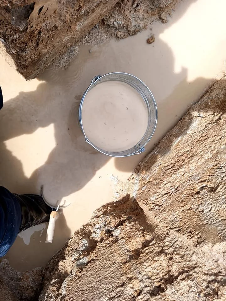 Instalace zemnícího pásku v zemi s použitím betonu
