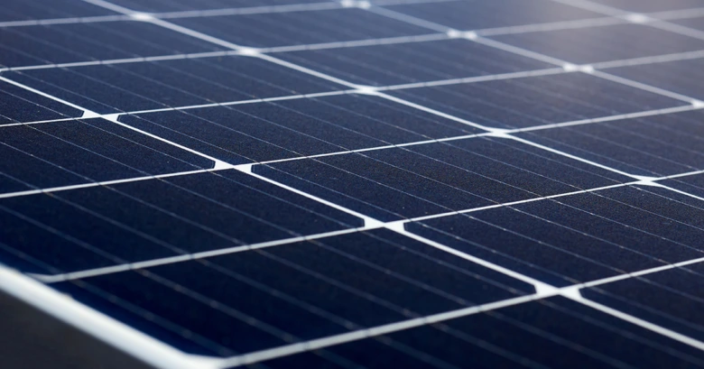 Detailní záběr na tmavě modré fotovoltaické články solárního panelu.