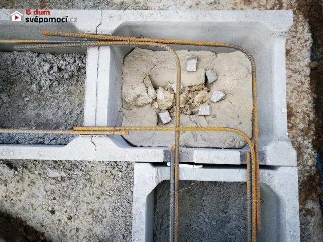 Výztuž ztraceného bednění v bloku před betonováním