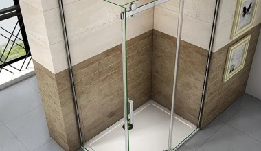 Moderní sprchový kout bez vaničky s výtokem do podlahy.