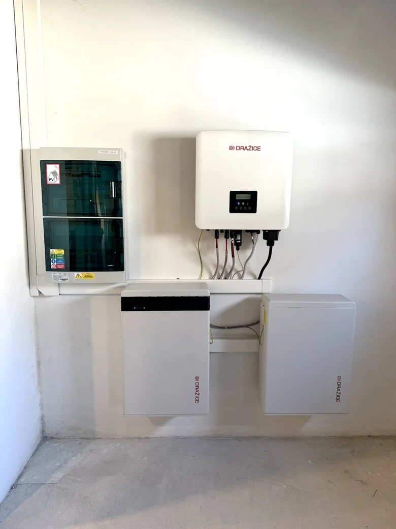 Fotografie fotovoltaického měniče s bateriemi v solární elektrárně.