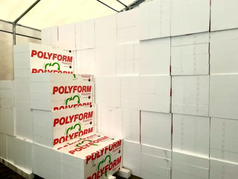 Skládané desky z expandovaného polystyrenu pro izolaci stropů.