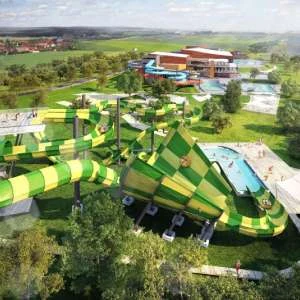 Vzdušný pohled na aquapark s barevnými skluzavkami a bazény.