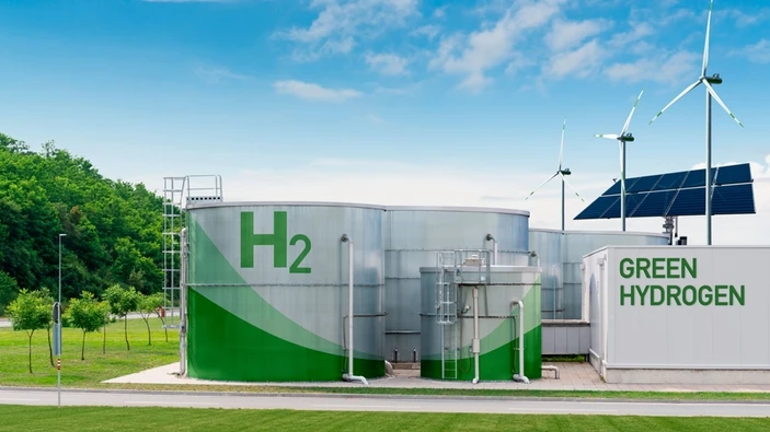 Zelená vodíková výrobní stanice s větrnými turbínami.