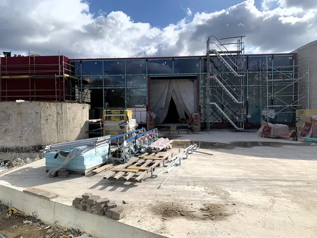 Staveniště plaveckého bazénu v Liberci s konstrukcí z skla.