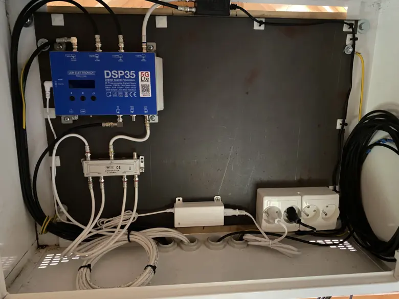 Vnitřek rozvodny pro internetové signály s anténou v rodinném domě.