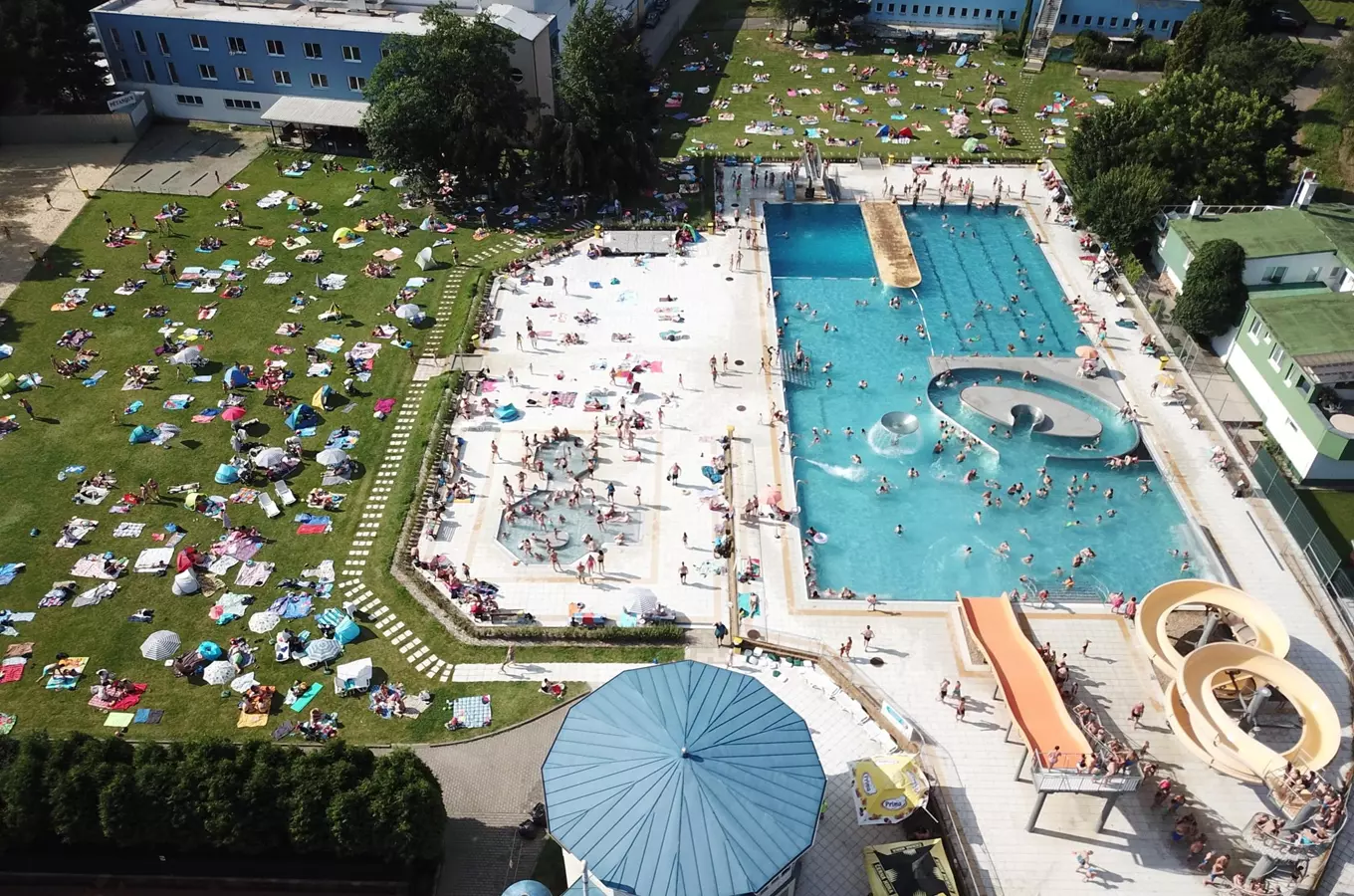 Vzdušný pohled na aquapark v Blanškách s bazény a skluzavkami.