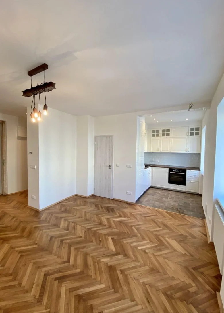 Přestavba bytu s novou kuchyní a parketami v Praze