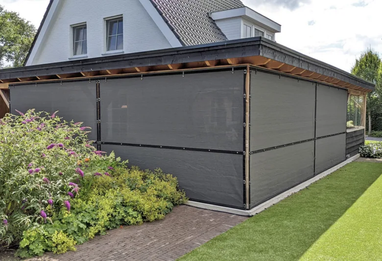 Moderní plachta na zahradní pergolu s dřevěným střešním systémem.
