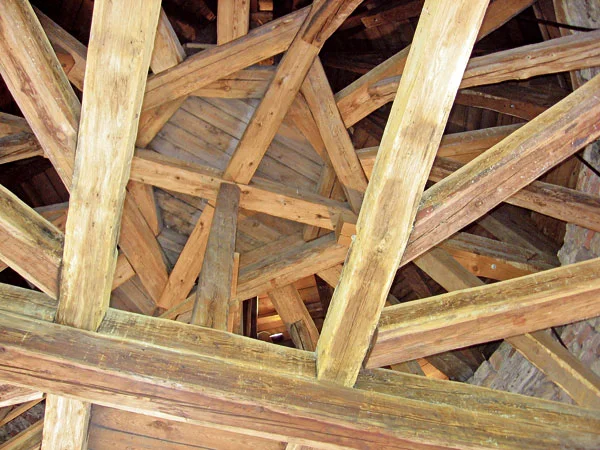Detail dřevěných střešních kroků s příčnými vaznicemi.