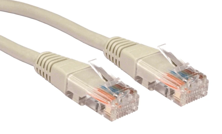 Dvě kabely s konektory RJ45 pro síťové připojení.