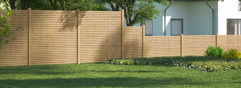 Moderní dřevěná plotová panela kolem zahradního domu.