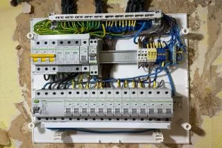 Vnitřní rozvaděč s připojenými vodiči pro elektroinstalaci v bytě.