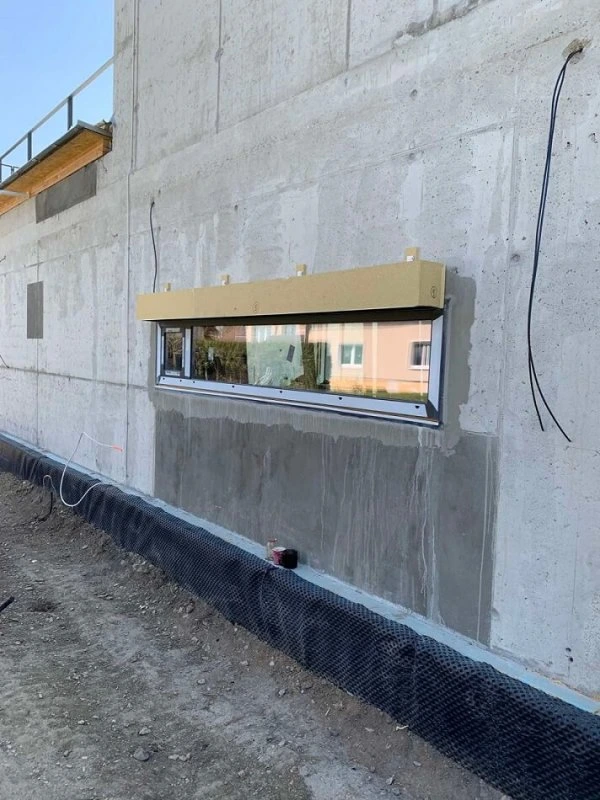 Kastlík pro venkovní žaluzii nainstalovaný na betonové zdi.