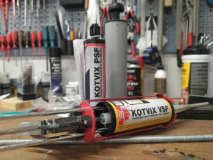 Chemická kotva s nástavcem pro vrtání do betonu.
