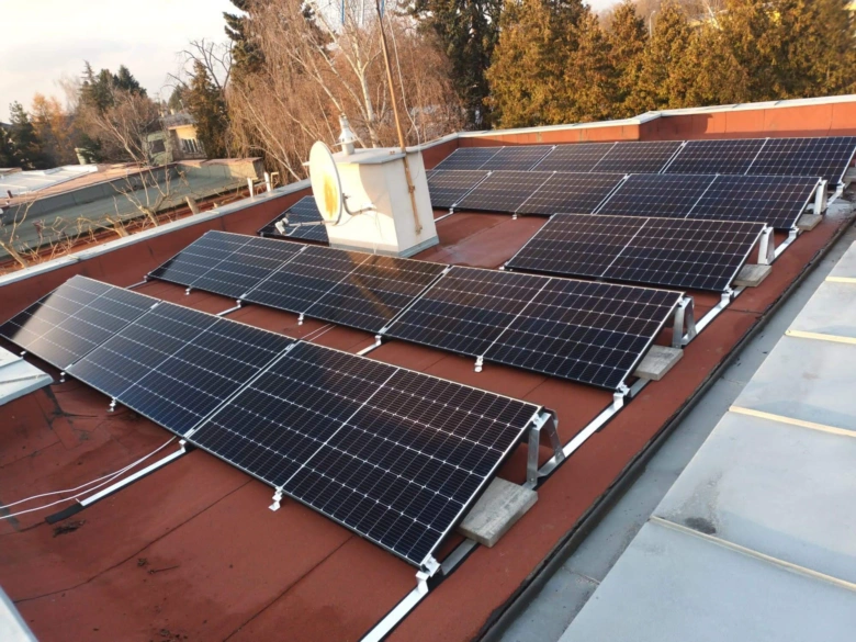 Fotovoltaické panely na střeše rodinného domu.