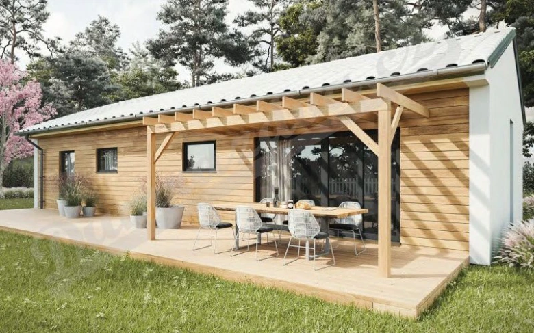 Moderní dřevěný montovaný bungalov s terasou v přírodě.