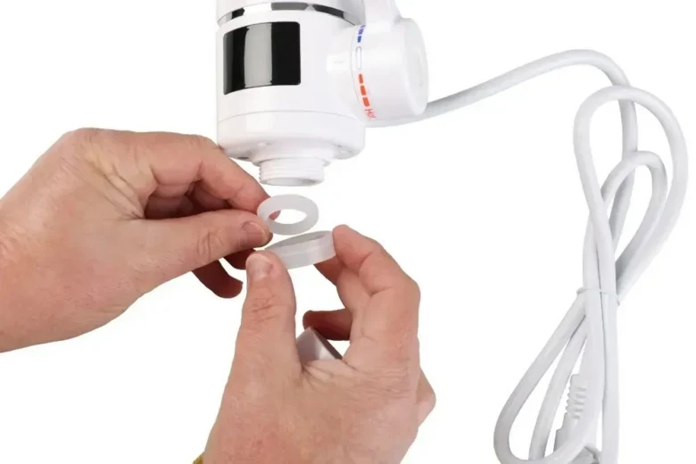 Ruce drží těsnicí prvky pro elektrický ohřívač vody.