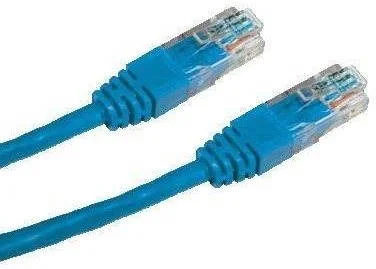 Modré síťové kabely s konektory typu RJ45 na bílém pozadí.