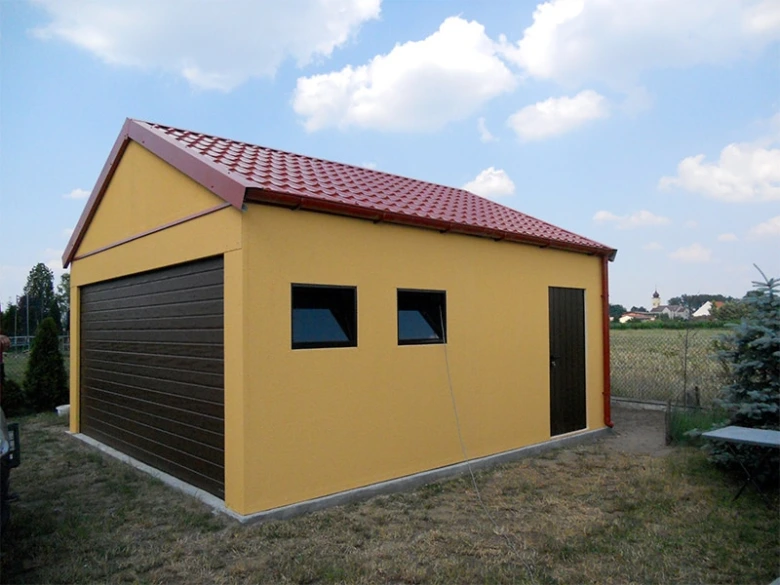 Žlutá plechová garáž s omítkou a červenou střechou.