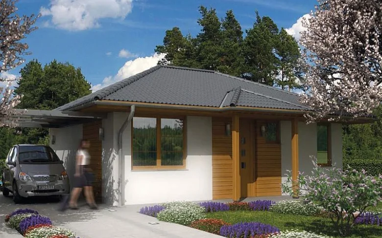 Modernní montovaný bungalov s dřevěnými prvky a kvetoucí zahradou.