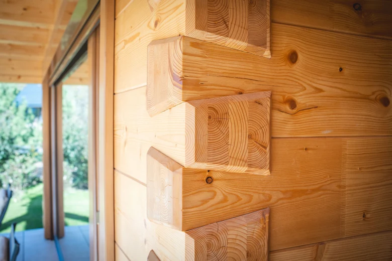 Detail rohové spoje dřevěného domu s přírodním jehličnanem.