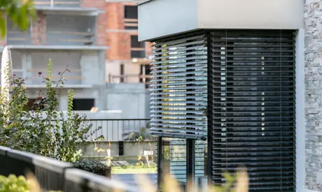 Venkovní žaluzie na balkóně s moderním designem.
