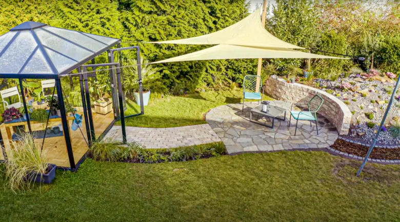 Moderná zahradní pergola s plachtou pro stínění terasy.