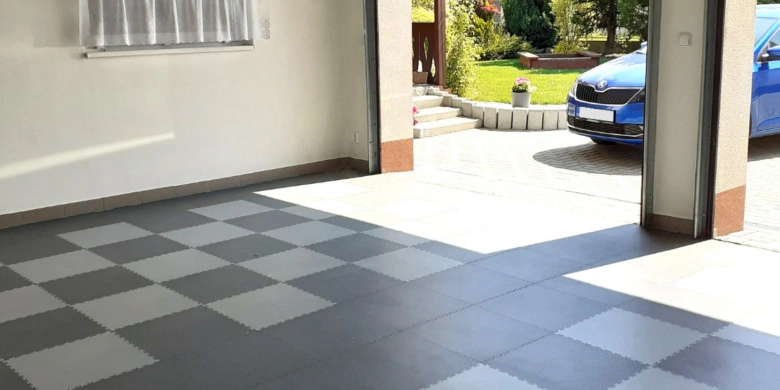 Uložená dlažba do garáže v šedobílé kostce