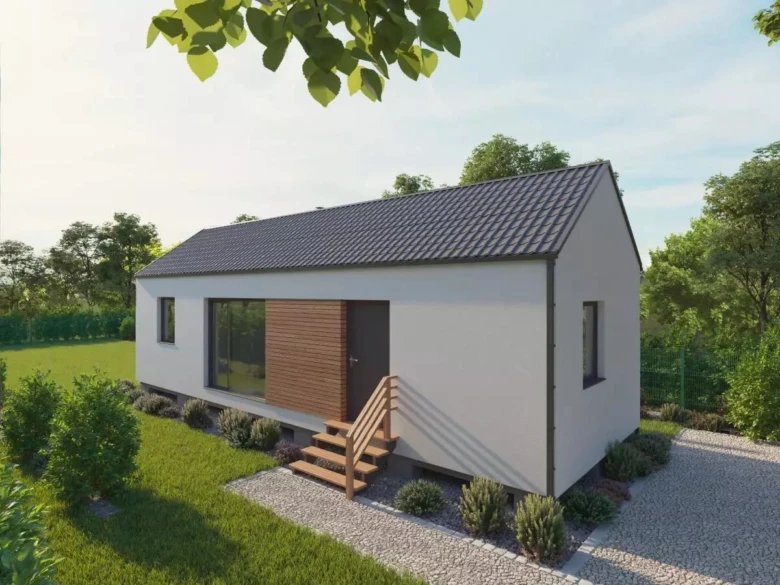 Moderní bílý bungalov s tmavou střechou v zeleném prostředí.