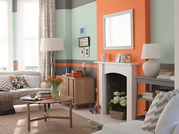 Obývací pokoj s oranžovou stěnou vedle zelené.