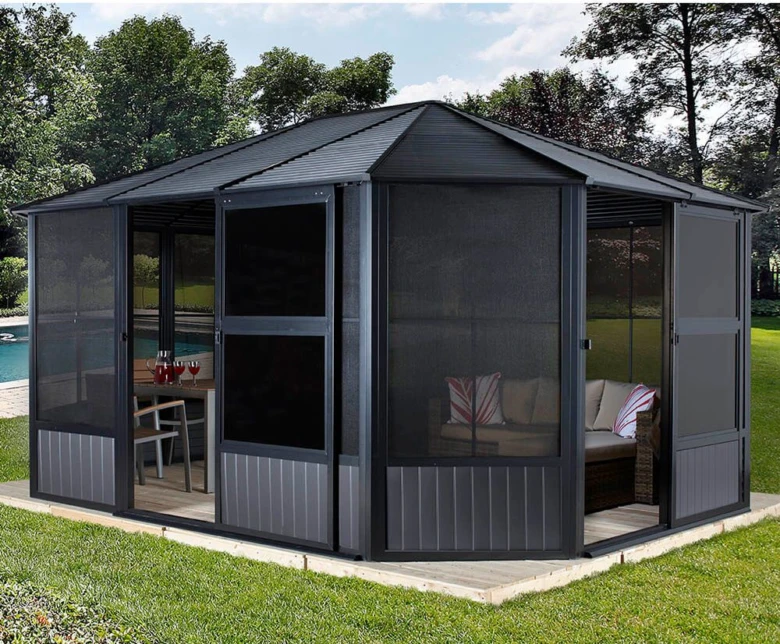 Černá zahradní pergola s mřížemi pro posezení u bazénu.