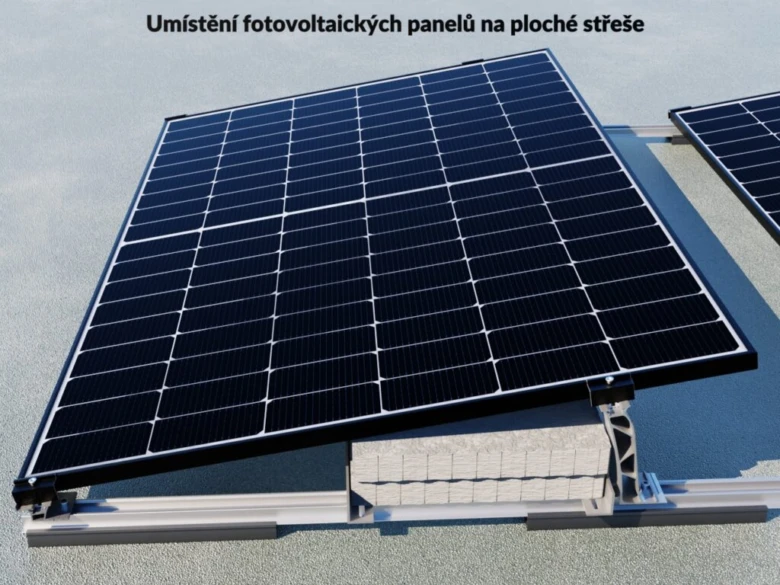 Fotovoltaické panely na ploché střeše budovy.