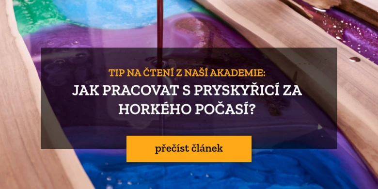 Pryskyřice se nalévá do dřevěného rámu pro výrobu pryskyřičných dílů.