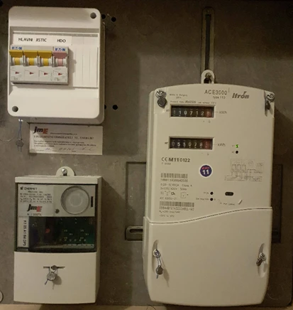 Zobrazuje elektroměry a pojistkové skříňky pro sdílení energie.