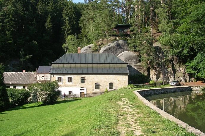 Venkovní bazén v Turnově s okolním přírodním prostředím.