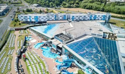 Pohled na akvapark s bazénymi a lehátky v Mostě