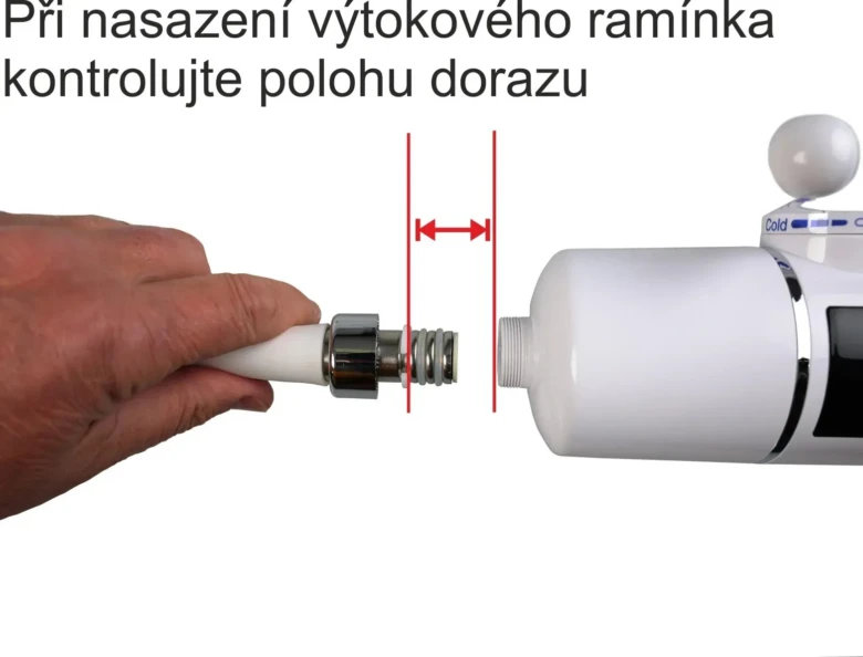 Ruka nasazuje výtokové ramínko na vodohřívač s kontrolou dorazu.