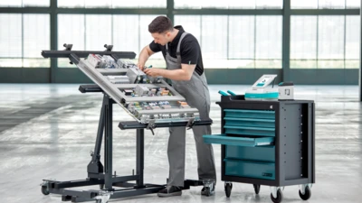 Technik montuje elektrorozvaděč v továrním prostředí.